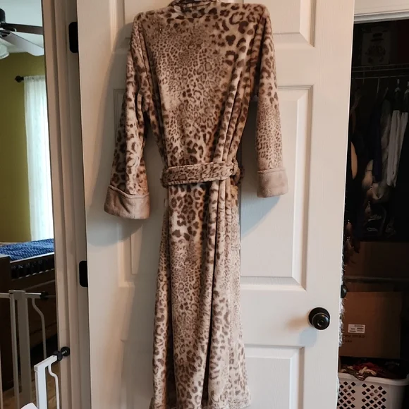 Natori Animal Print Plush Robe - Picture 2 of 8